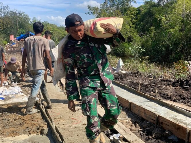 
					Satgas Angkut Material Semen untuk Pengecoran Jalan Desa Talio