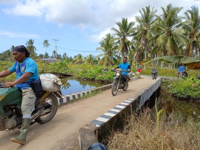 
Satgas TMMD Tunjukkan Kepedulian, Bantu Warga Angkut Gabah di Tengah Progres Pengerjaan Jalan