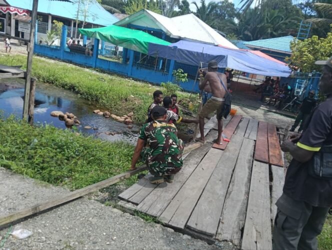 
TURUT BERBELA SUNGKAWA, PERSONEL SATGAS TMMD MELAYAT SEMBARI MEMBANTU WARGA YANG BERDUKA