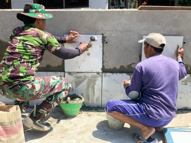 
					Tempat Wudhu di Desa Talio Diperindah, Satgas TMMD Kodim 1012/Buntok Pasang Keramik