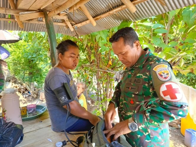 
TMMD ke-124 Kodim 1609/Buleleng Jemput Bola, Tim Kesehatan Bantu Warga Alami Nyeri Pascabersalin