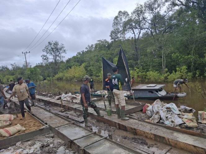 
					Satgas TMMD Kodim 1012/Buntok Lembur Siang-Malam Tuntaskan Jalan Cor di Desa Talio