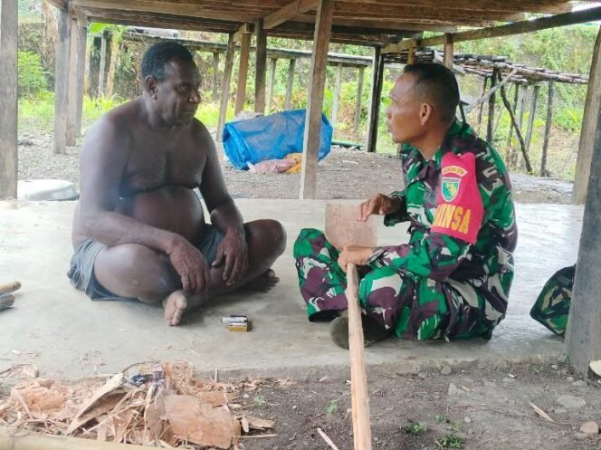 
Personel Satgas TMMD Komsos dengan Warga di Lokasi Kegiatan