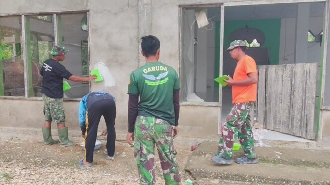 
					Hari ke-14 Satgas TMMD ke-124 Kodim 1431/Bombana Plamir Dinding Masjid Al-Mujahidin