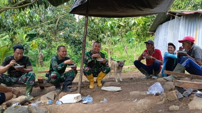 
					Rumah Diperbaiki Hati Tersentuh, TMMD dan Kisah Makan Bersama yang Tak Terlupakan