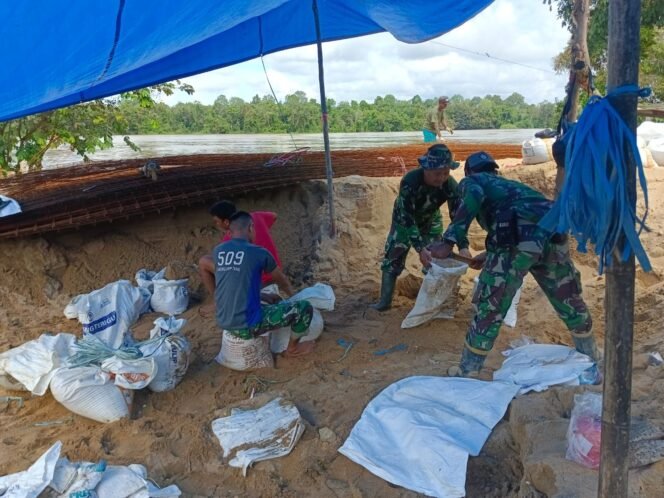 
Demi Akses Jalan Desa, Satgas TMMD Angkut Sirtu Pakai Gerobak dan Klotok