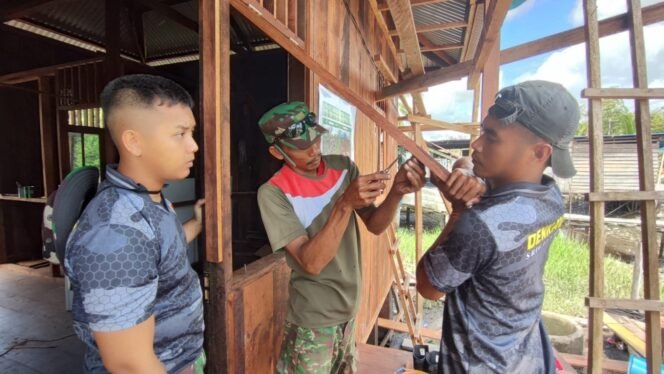 
Satgas TMMD ke-124 Kodim 1710/Mimika Pasang Pintu dan Jendela, Percepat Pembangunan Rumah Warga