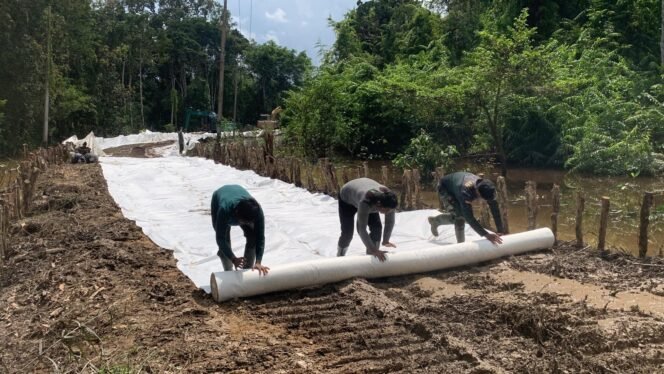 
Pemasangan Geotex Memperkuat Jalan Desa Talio