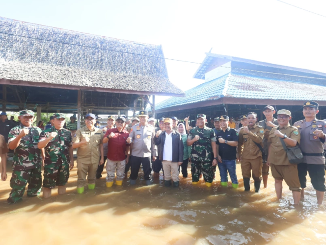 
					Danrem 102/Panju Panjung Dampingi Gubernur Kalteng Tinjau Lokasi Banjir di Barito Selatan