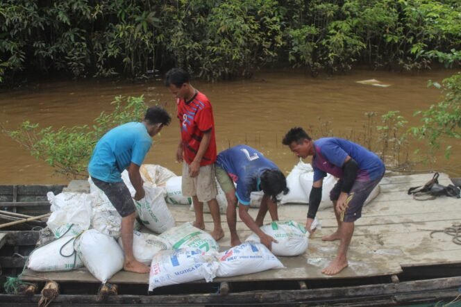 
Bongkar Muatan Material, Satgas TMMD Bersama Warga Kerja Tanpa Sekat di Desa Talio