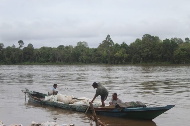 
					Warga Gunakan Perahu Kecil Angkut Material Jalan di Lokasi TMMD Desa Talio