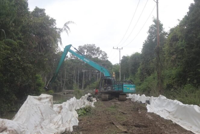 
					Jalan Penghubung Desa Talio Dikebut, Warga Sambut Perubahan dengan Semangat