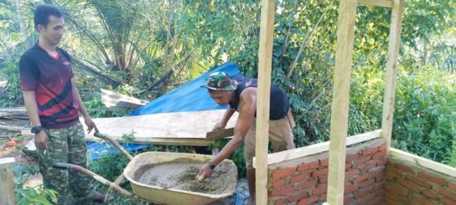 
Jelang Penutupan, Satgas TMMD ke-124 Kodim 1431/Bombana Bangun Jamban untuk RTLH Ibu Hasneni