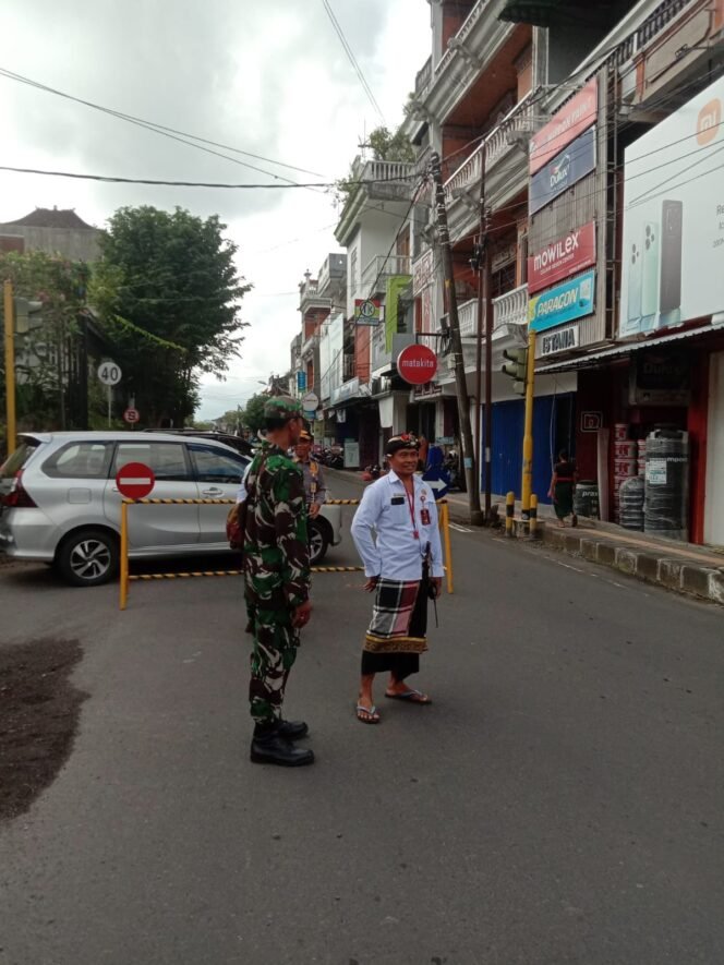 
Babinsa Semarapura Kangin Kawal Upacara Mediksa