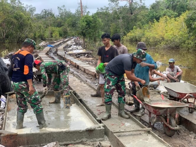 
					Gotong Royong TNI dan Warga Desa Talio Percepat Pengecoran Jalan