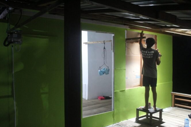 
Di Hari Terakhir TMMD, Warga Desa Talio Masih Lembur Finishing Rumah Bersama Satgas