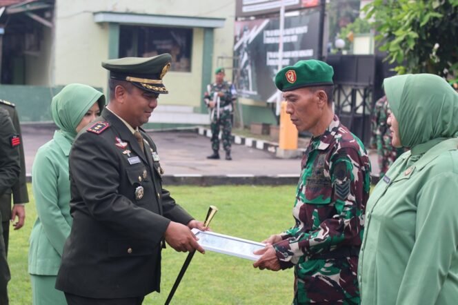 
					Dandim 0736 Batang Lepas Anggota Pindah satuan Dan Wisuda Purnawira