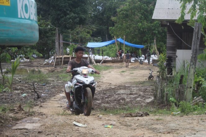 
					Perahu Kecil dan Motor Roda Dua Jadi Andalan Angkut Material TMMD di Desa Talio