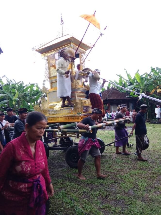 
					Wujud Kemanunggalan TNI dan Rakyat, Babinsa Bersama Pecalang Amankan Prosesi Adat Ngaben