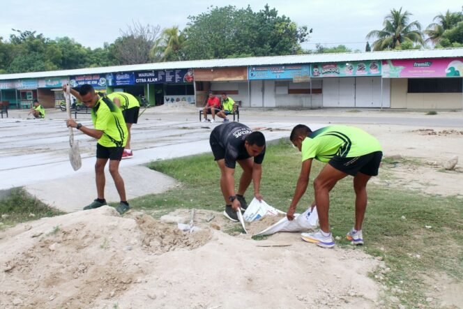 
					Ciptakan Lingkungan Bersih Dan Sehat ,Dandim 1601/ST Ajak Prajurit Melaksanakan Pembersihan Pangkalan