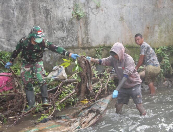 
					Kodim 1309/Manado Bekerjasama Dengan Pemerintah, Kepolisian Dan Masyarakat Melaksanakan Mapalus bersihkan Aliran Sungai Sario Pasar Pinasungkulan.