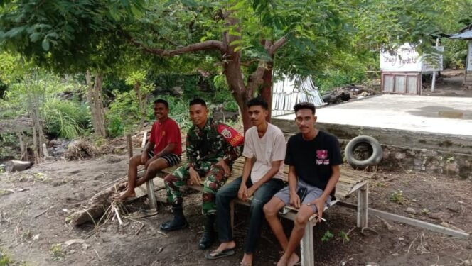 
					Babinsa Koramil 1624-03/Lewoleba Ajak Pemuda Desa Weinga Jauhi Kenakalan Remaja