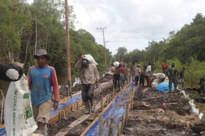 
					Gotong Royong TNI dan Warga Warnai Pembangunan Jalan di Desa Talio
