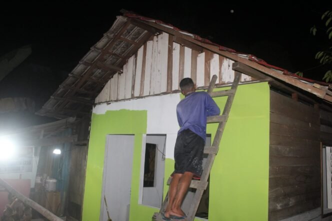 
					Hari Terakhir TMMD, Warga dan Satgas Masih Semangat Lembur Finishing RTLH di Desa Talio