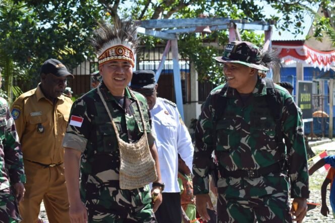 
Penutupan TMMD Ke-124 Berlangsung Penuh Kesan, Dandim 1710/Mimika Dampingi Pangdam XVII/Cenderawasih Salurkan Bantuan Sosial dan Gelar Pengobatan Massal