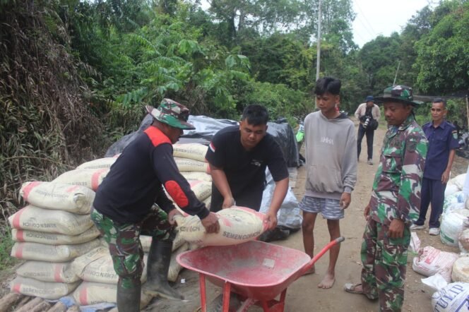 
					Satgas TMMD dan Warga Tetap Semangat Angkut Semen Jelang Penutupan di Desa Talio
