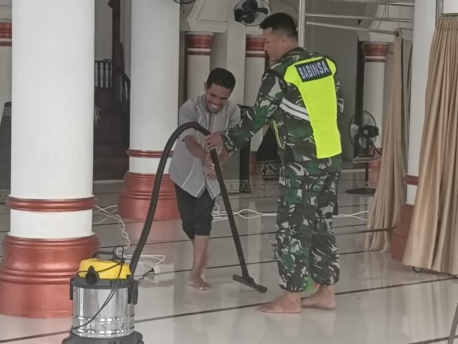 
					Serma Surya Anggota Koramil 08/Arla Bersama Warga Membersihkan Masjid untuk Sarana Ibadah