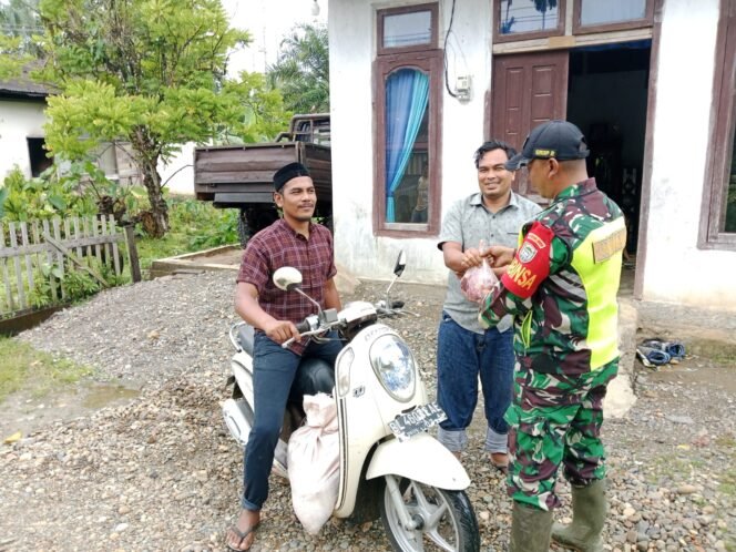 
					Babinsa Koramil 02/Woyla,Turut Bantu Pendampingan dan Laksanakan Pendistribusian Daging Kurban ke Warga Desa