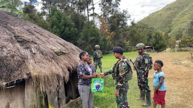 
					Komsos dan Bantuan Sembako: Satgas Yonif 614/RJP Berbagi Kasih