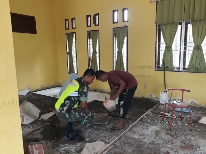 
					Peduli Warga, Babinsa Koramil 09/Samatiga Serda M. Sofyan Turun Tangan Bantu Pemasangan Keramik di Desa Cot Pluh