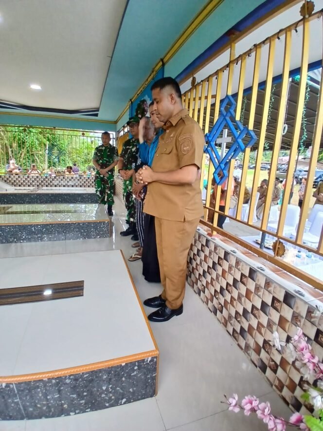 
					TNI Dukung Pembangunan Teluk Bintuni: Danrem 182/Jazira Onim Hadiri Ziarah