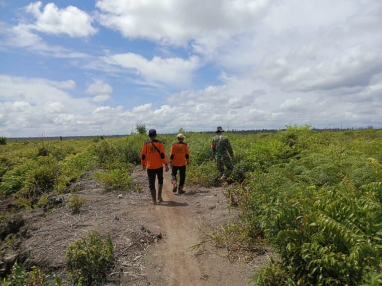 Babinsa Sungai Besar Patroli Lahan Karhutla Bersama Masyarakat