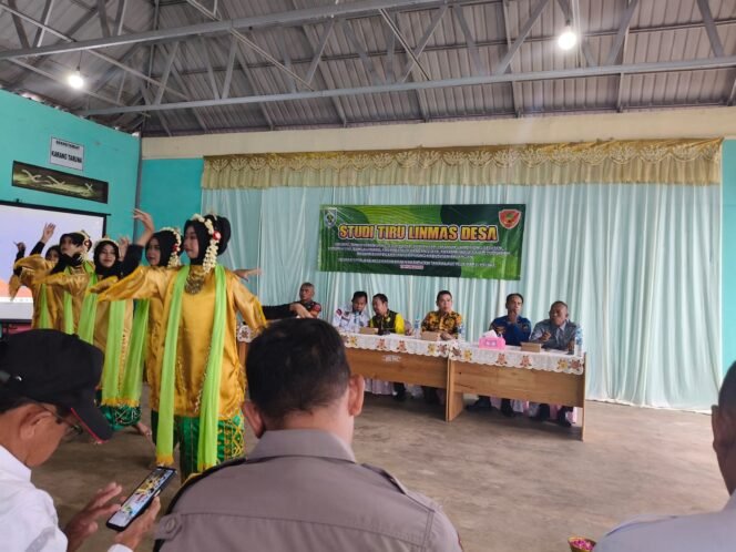 
					Babinsa Koramil 1001-05/Lampihong Pimpin Kegiatan Studi Tiru Linmas