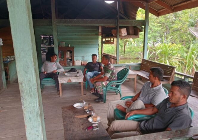 
					Perkuat Kebersamaan, Babinsa Sampoiniet Ajak Warga Ie Jeureungeh Jaga Kebersihan dan Keamanan Lingkungan