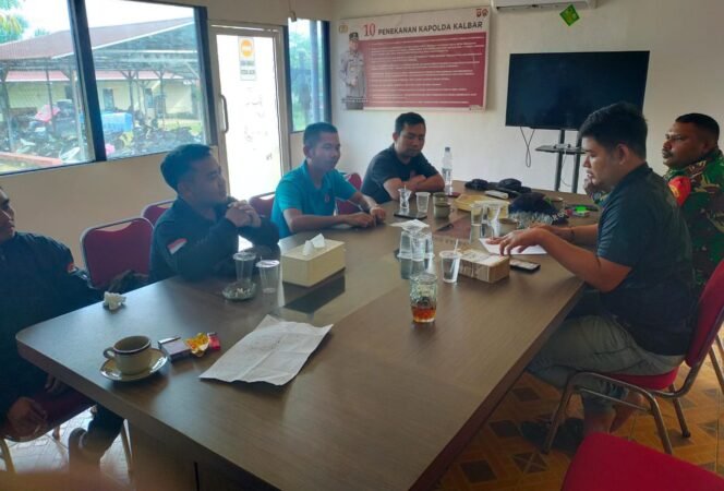 
					Babinsa Sandai Jalin Komunikasi Sosial di Polsek Sandai