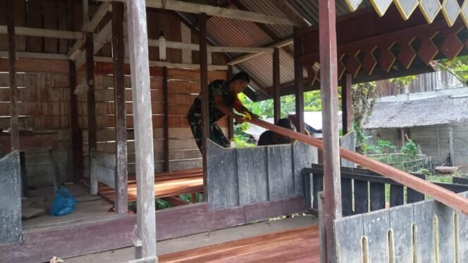 
Babinsa Koramil 02/Woyla, Bantun Warga Perbaiki Pos Kamling Jelang Persiapan Memperingati HUT Kemerdekaan RI Ke 80 Guna Ciptakan Kondisi Aman di Wilayah Binaan