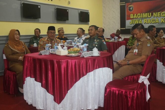 
Bersama Komponen Masyarakat Dandim 1203/Ketapang Mengikuti Vicon Komsos Tingkat Pusat