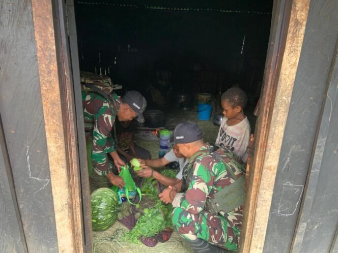 
					Personel Pos Pirime Satgas Yonif 614/RJP Berbagi Kasih dengan Warga Kampung Bugumbak