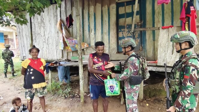 
					Personel Pos Dabra Satgas Yonif 614/RJP Berbagi Kasih dengan Warga Kampung Dabra