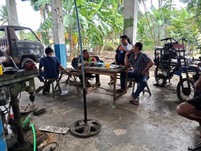 
					Menjaga Hubungan Baik, Babinsa Posramil 06/Bubon Komsos dengan Warga Binaan