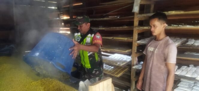 
Babinsa Koramil 03/Setia Bakti Jalin Komsos dengan Pengusaha Tempe Rumahan