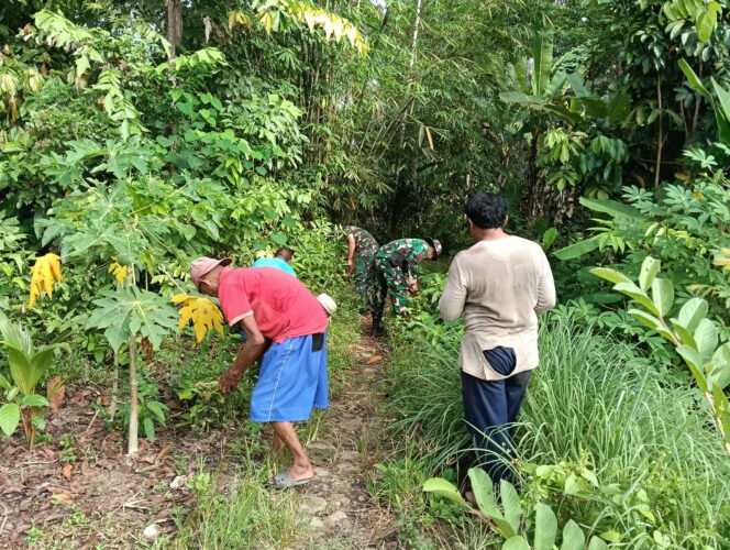 
Membangun Kepedulian Masyarakat, Babinsa Koramil 1003-03/Angkinang Laksanakan Gotong Royong Pembersihan Lingkungan