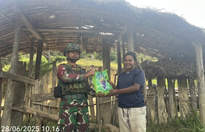 
					Kepedulian Satgas Yonif 614/RJP terhadap Warga Perbatasan: Pemberian Sembako