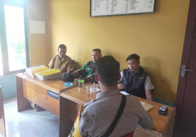 
					Babinsa Koramil 1203-10/Sandai Melaksanakan Komsos Bersama Tiga Pilar