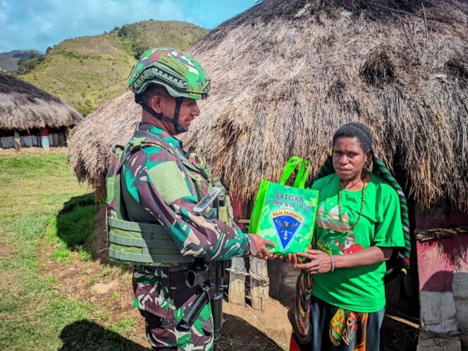 
					Kepedulian Satgas Yonif 614/RJP: Pembagian Sembako untuk Warga Perbatasan