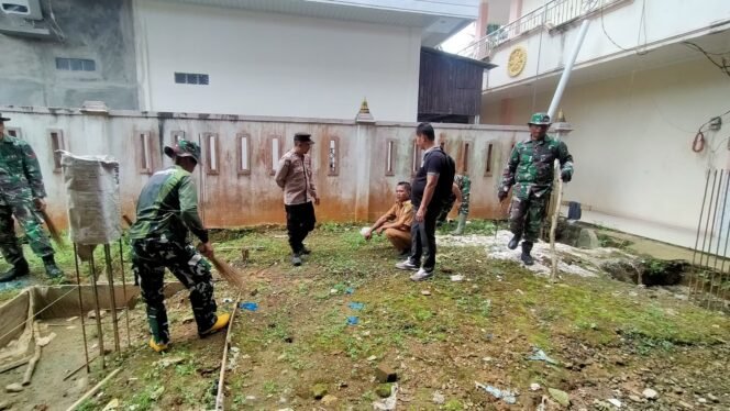 
					Sinergi TNI, Polri, dan Masyarakat: Karya Bakti Bersihkan Fasum di Vihara Darmaratana